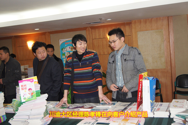 川渝大区经理陈孝锋在向客户介绍产品.jpg